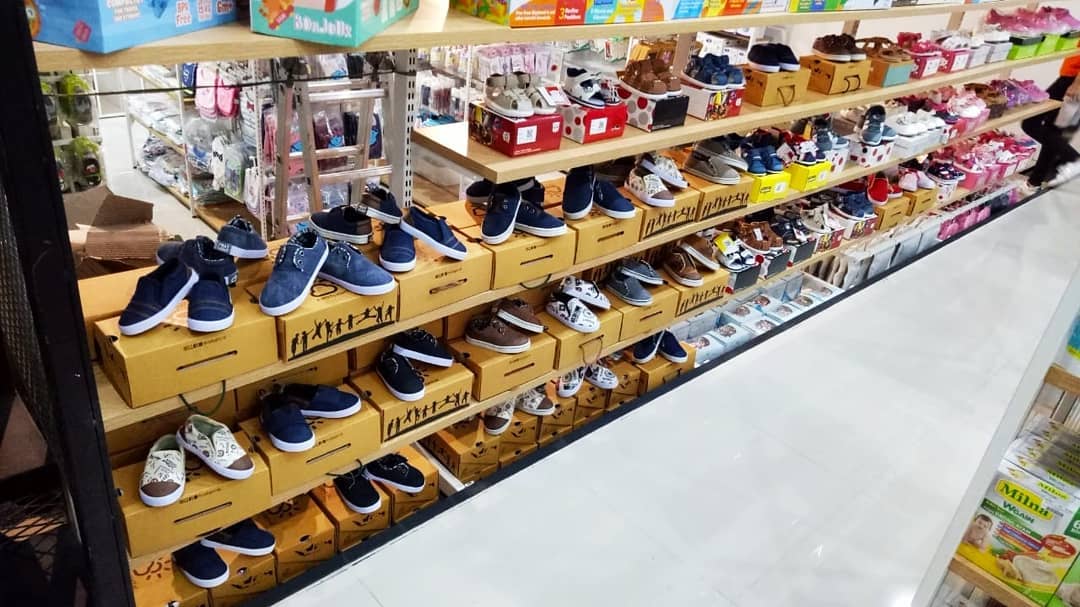 Rak toko dari kayu untuk toko sepatu