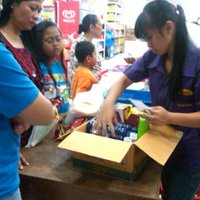 Mengganti kantong plastik dengan kardus