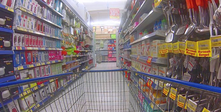 Menyempitkan gang rak toko dan jalur checkout
